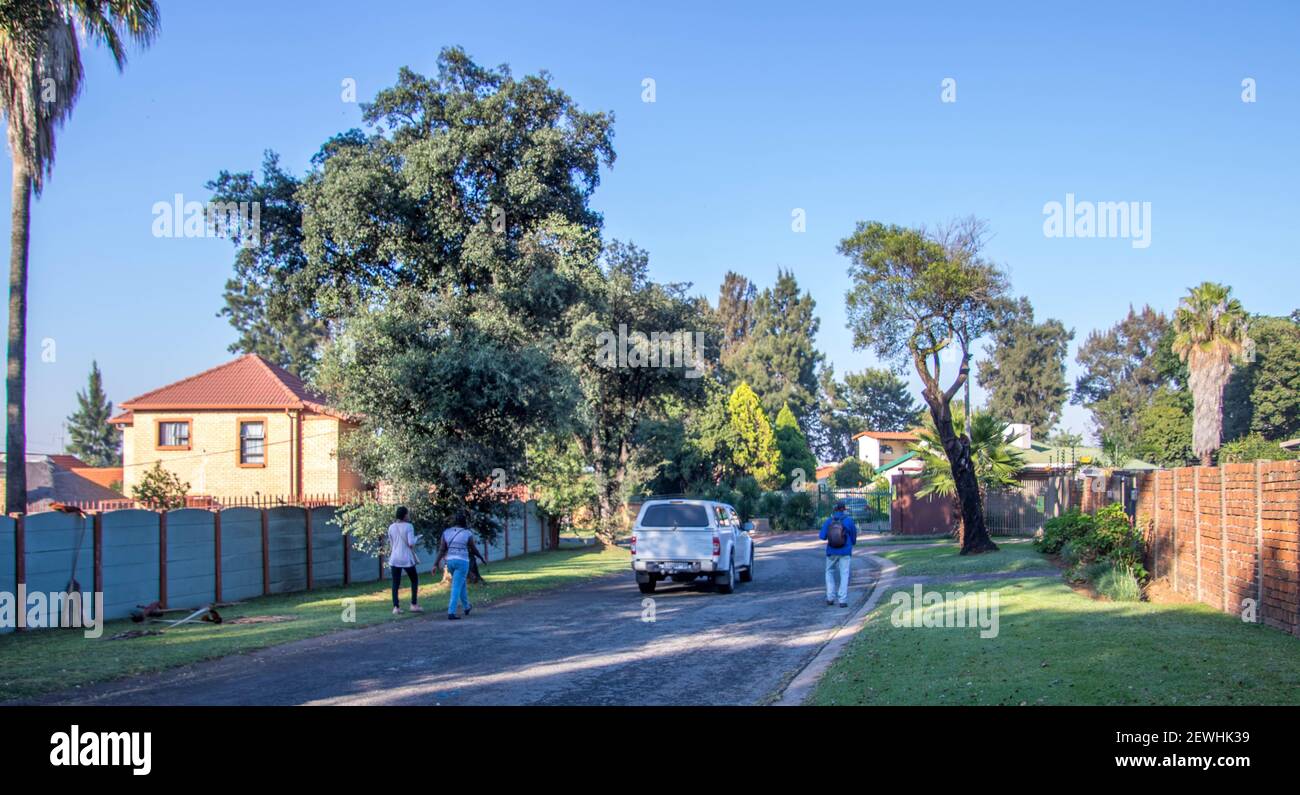 Johannesburg, Südafrika - Arbeitnehmer, die nach der Aussperrung der Vorschriften für die covid-19-Pandemie zur Arbeit gehen, werden aufgehoben Stockfoto