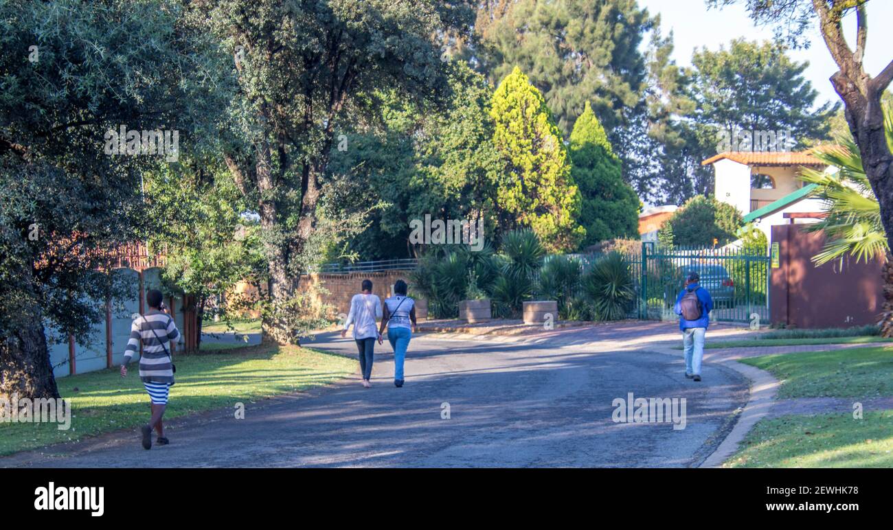 Johannesburg, Südafrika - Arbeitnehmer, die nach der Aussperrung der Vorschriften für die covid-19-Pandemie zur Arbeit gehen, werden aufgehoben Stockfoto
