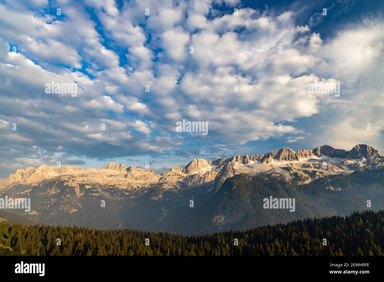 Berg In Den Italienischen Alpen 8 Buchstaben Julische Alpen Stockfotos und -bilder Kaufen - Alamy