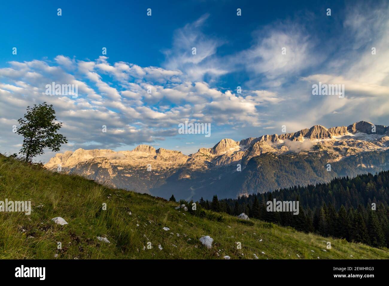 Berg In Den Italienischen Alpen 8 Buchstaben Julische Alpen Stockfotos und -bilder Kaufen - Alamy