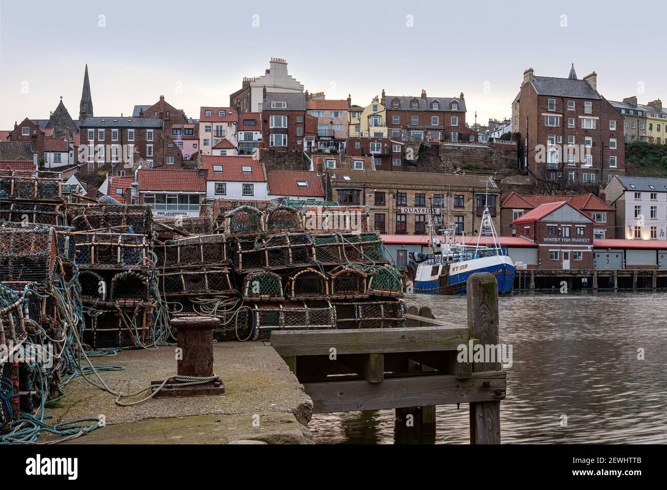 WHITBY, NORTH YORKSHIRE, Großbritannien - 18. MÄRZ 2010: Blick über Whitby Hafen und Uferpromenade mit Hummer und Krabbenköpfen am Kai Stockfoto