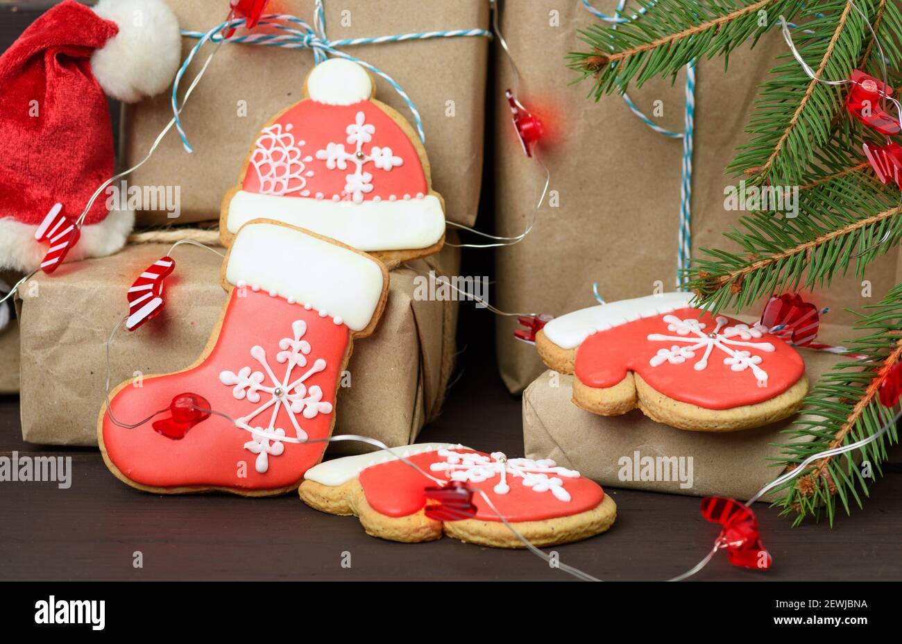 Geschenkbox und gebackene Weihnachts Lebkuchen, brennende Feiertagslichter  auf einem braunen Tisch Stockfotografie - Alamy