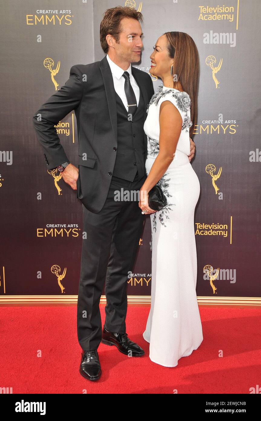 (L-R) Robb Derringer und Carrie Ann Inaba kommen bei den Creative Arts Emmy Awards 2016 - Day 2 am Sonntag, 11. September 2016 im Microsoft Theater in Los Angeles, CA. (Foto von Sthanlee B. Mirador) *** Bitte benutzen Sie das Credit-Feld *** Stockfoto