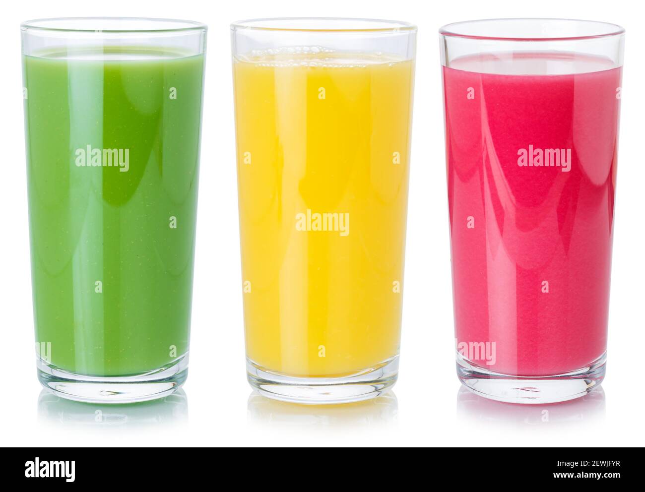 Fruchtsaft Stroh trinken Getränke in einem Glas gesunde Ernährung isoliert auf weißem Hintergrund. Stockfoto