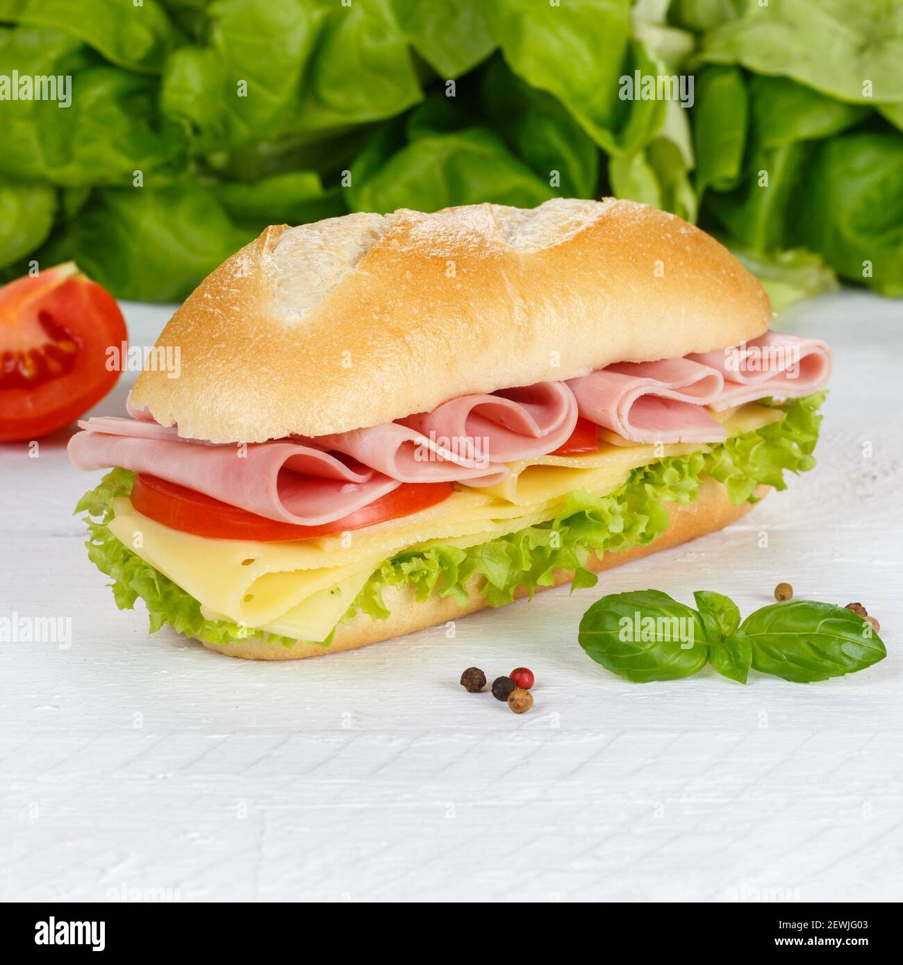 Sub Sandwich mit Schinken und Käse Quadrat auf Holzbrett Holz. Stockfoto