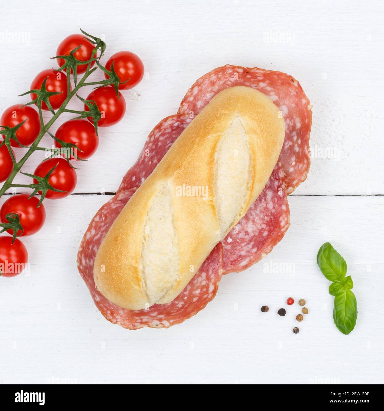 Sub Sandwich mit Salami Quadrat von oben auf Holzbrett Holz. Stockfoto