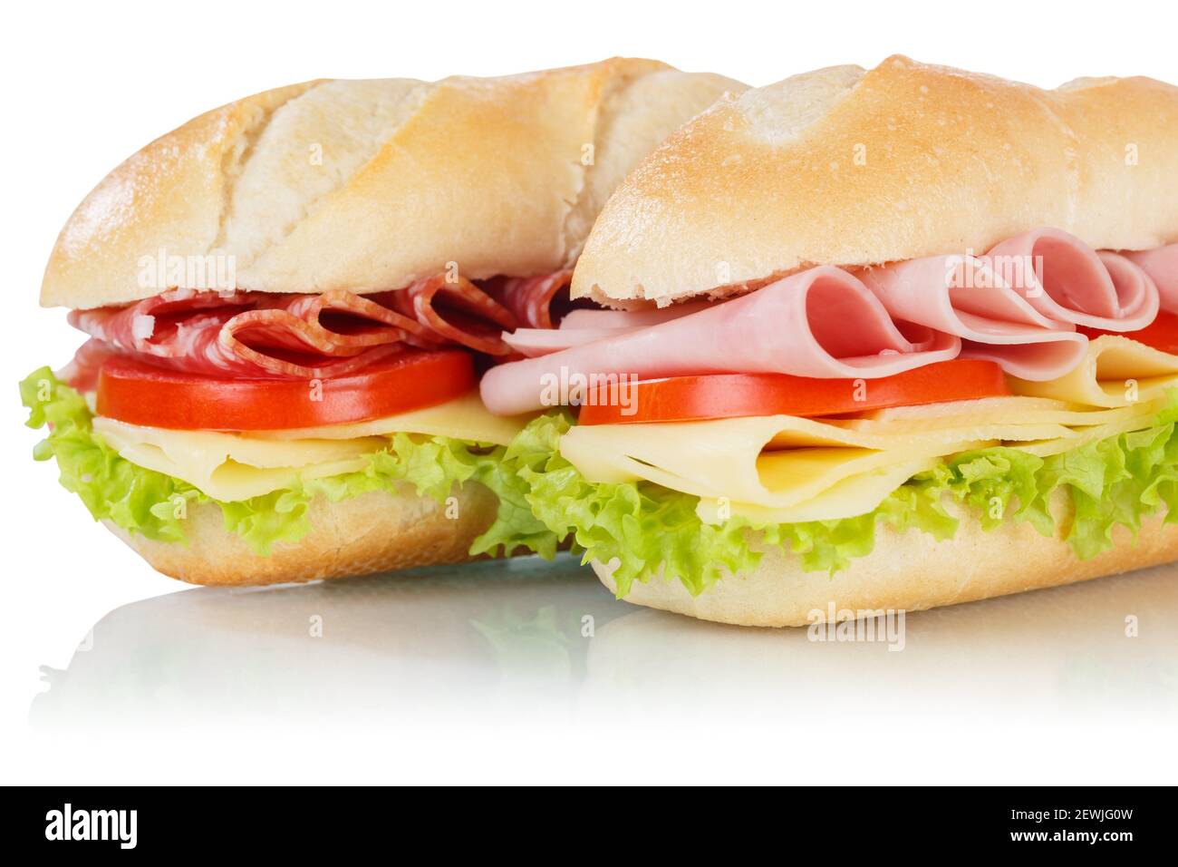 Sandwiches mit Salami-Schinken und Käse isoliert auf weißem Hintergrund. Stockfoto