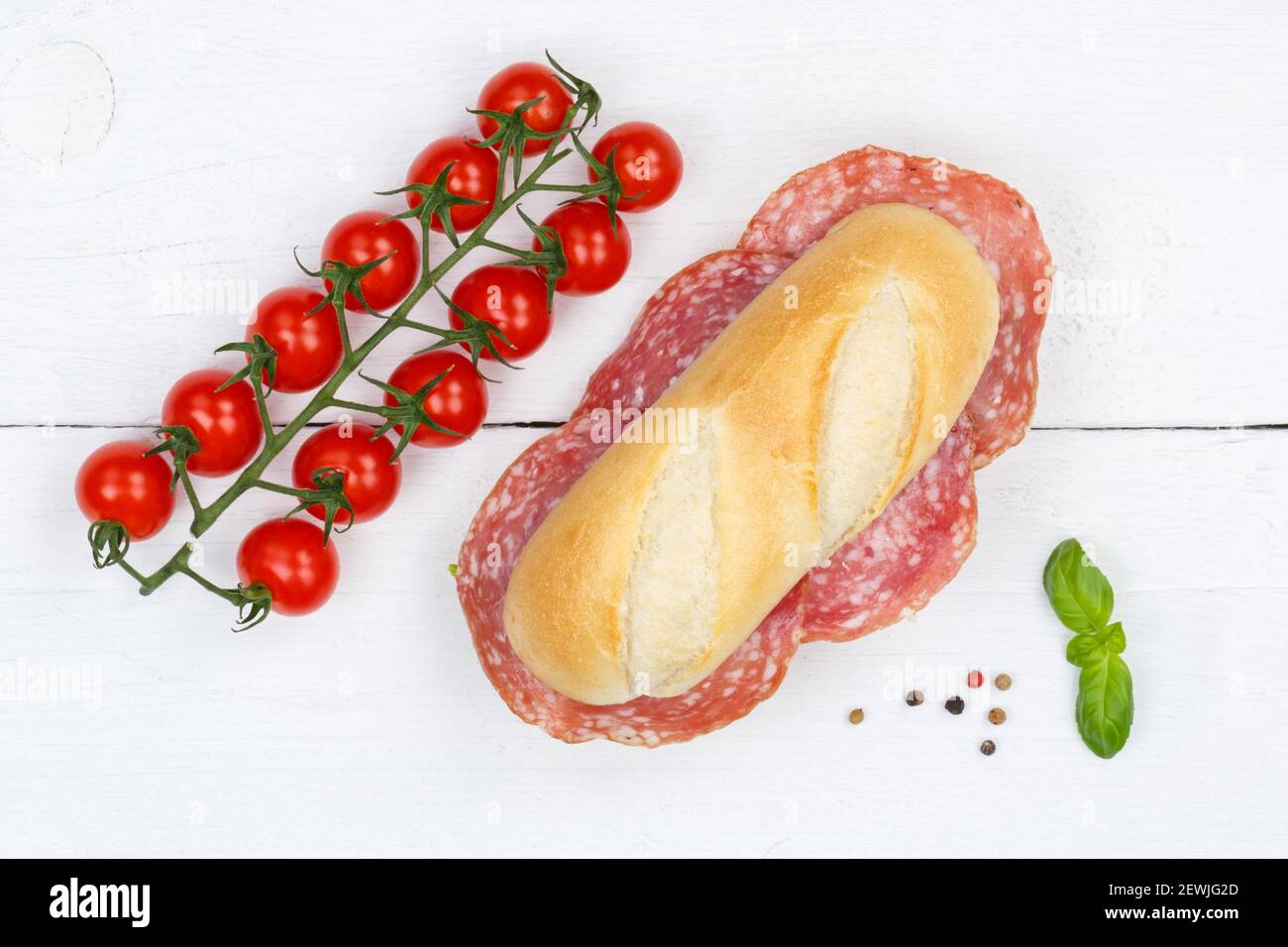 Sub Sandwich mit Salami von oben auf Holzbrett Holz. Stockfoto