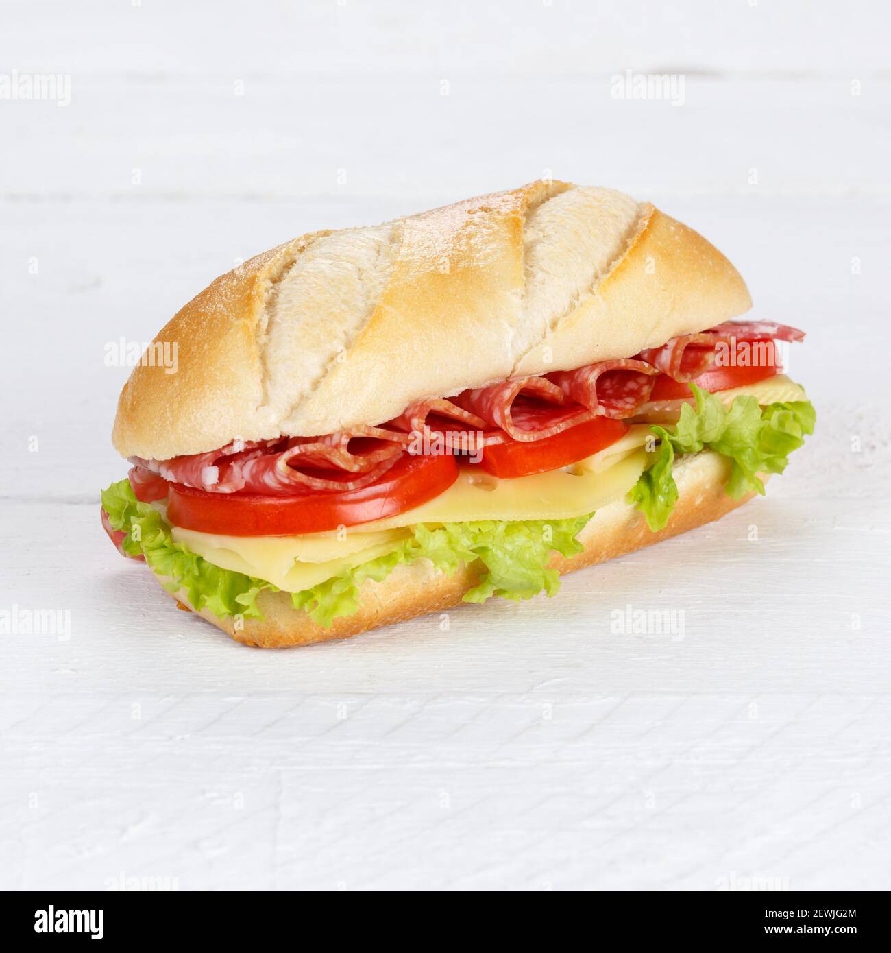 Sandwich mit Salami-Schinken und Käse frisch Quadrat auf Holzbrett Holz. Stockfoto