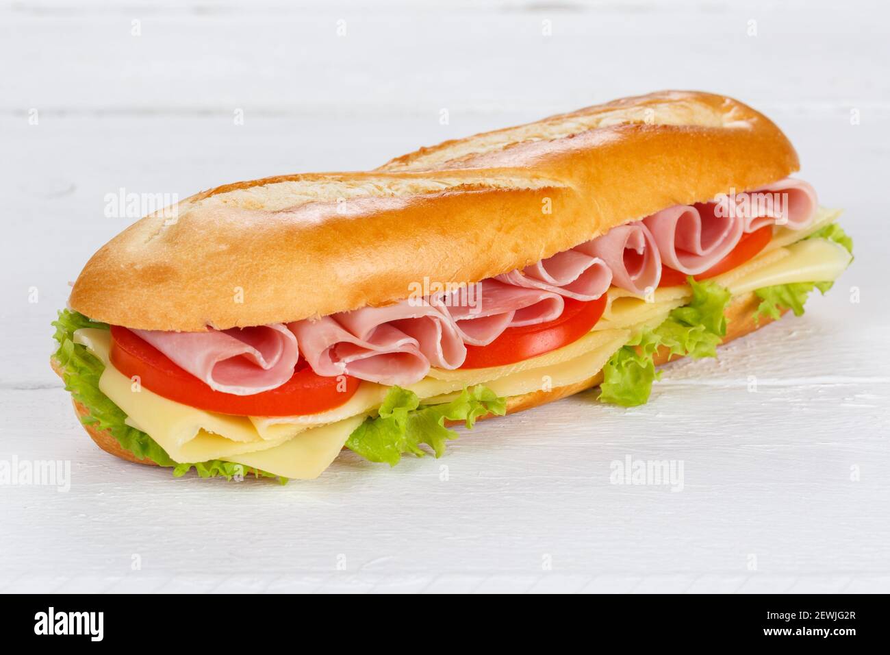 Sandwich Baguette mit Schinken und Käse frisch auf Holzbrett Holz. Stockfoto
