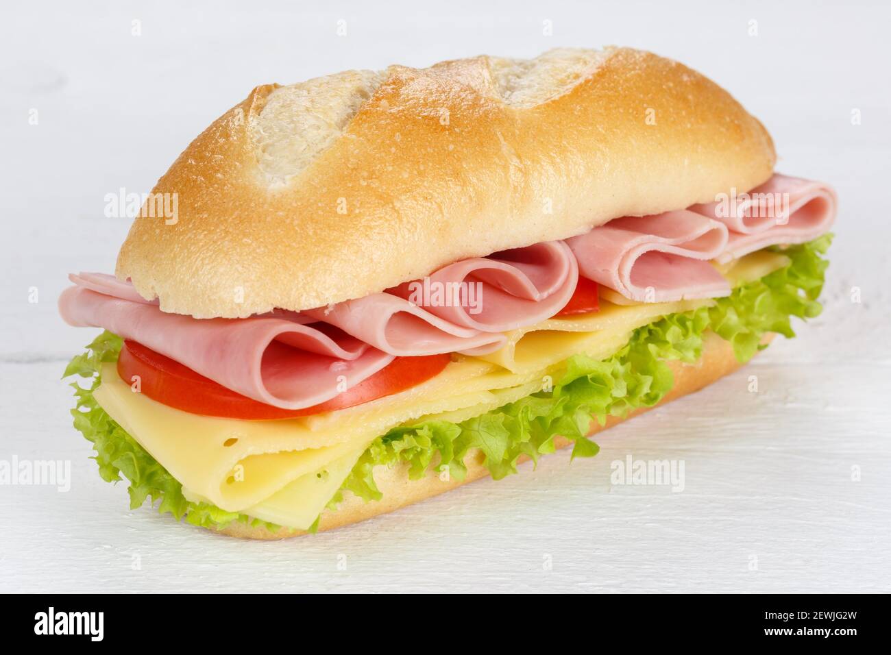 Sandwich mit Schinken und Käse frisch auf Holzbrettholz. Stockfoto