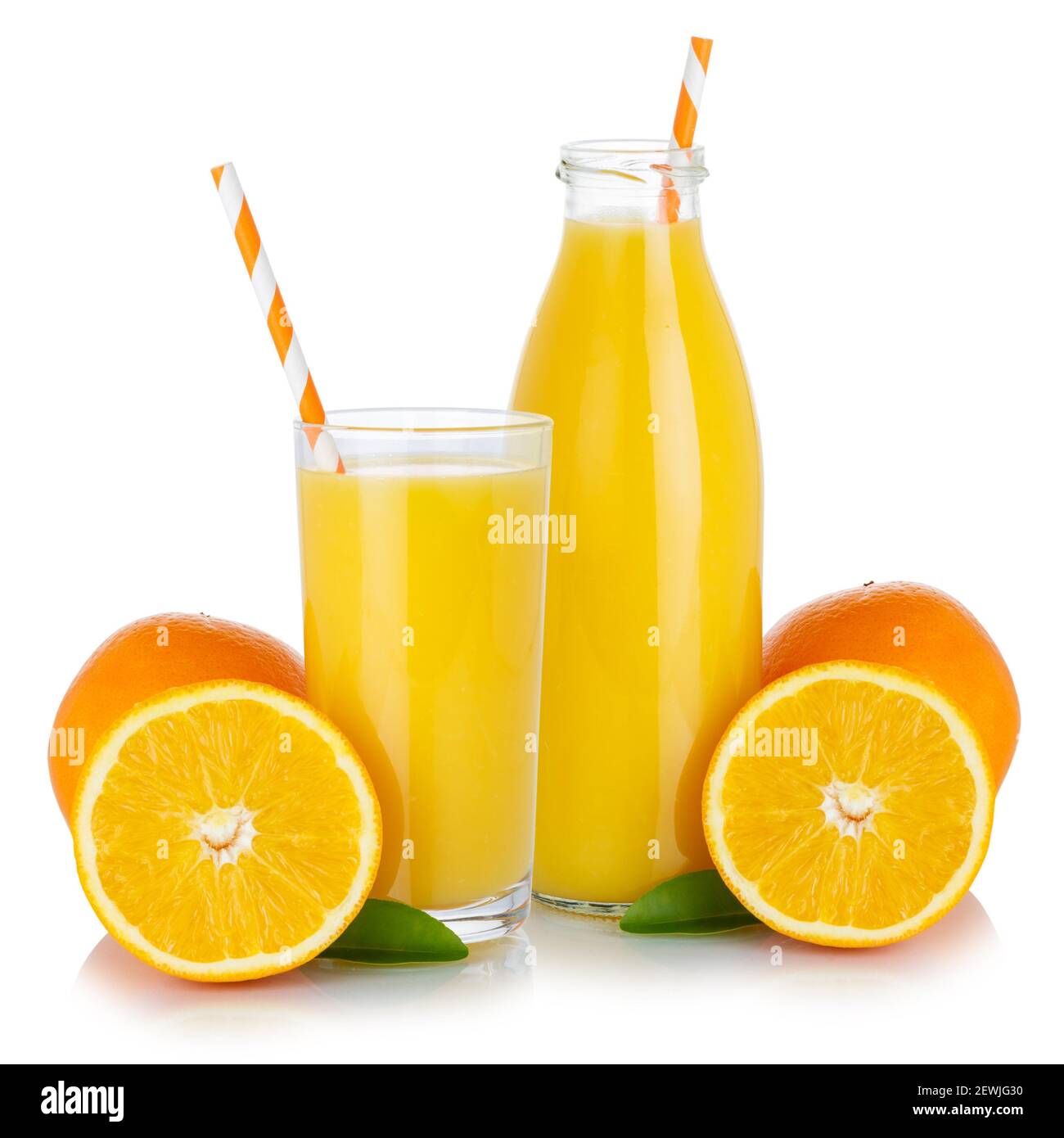 Frischer Orangensaft trinken Smoothie Orangen Glas und Flasche isoliert auf weißem Hintergrund. Stockfoto