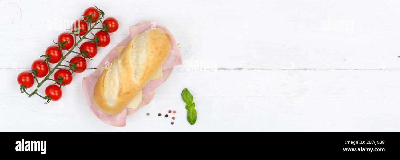 Sub Sandwich mit Schinken und Käse Copyspace kopieren Raum Banner von oben Banner auf Holzbrett Holz. Stockfoto
