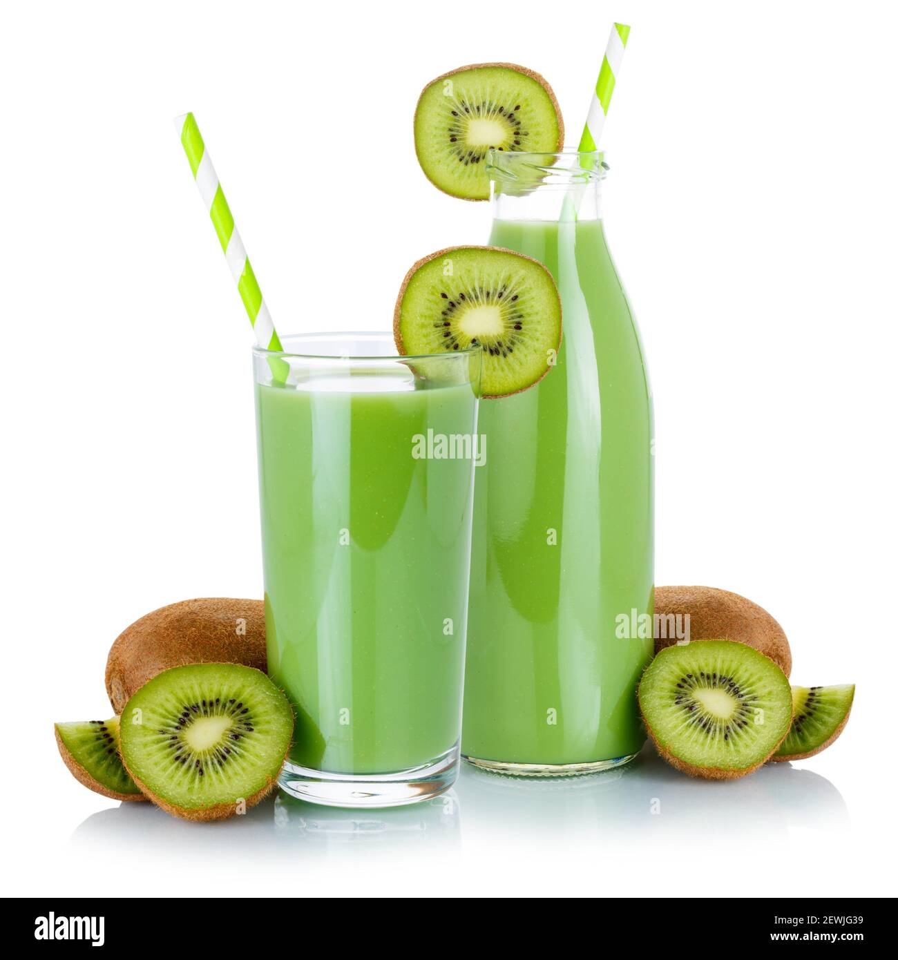 Grüner Smoothie Fruchtsaft Trinken Sie Stroh Kiwi in einer Glasflasche isoliert auf weißem Hintergrund. Stockfoto