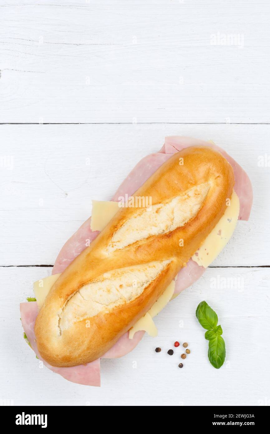 Sub Sandwich Baguette mit Schinken und Käse Hochformat Copyspace kopieren Raum von oben auf Holzbrett Holz. Stockfoto