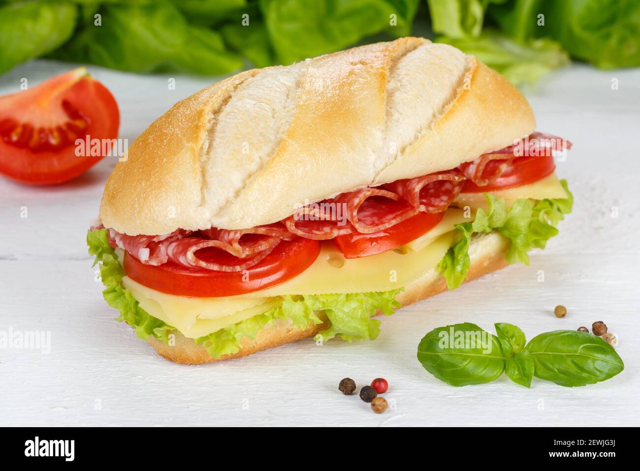 Sub Sandwich mit Salami Schinken und Käse auf Holzbrett Holz. Stockfoto