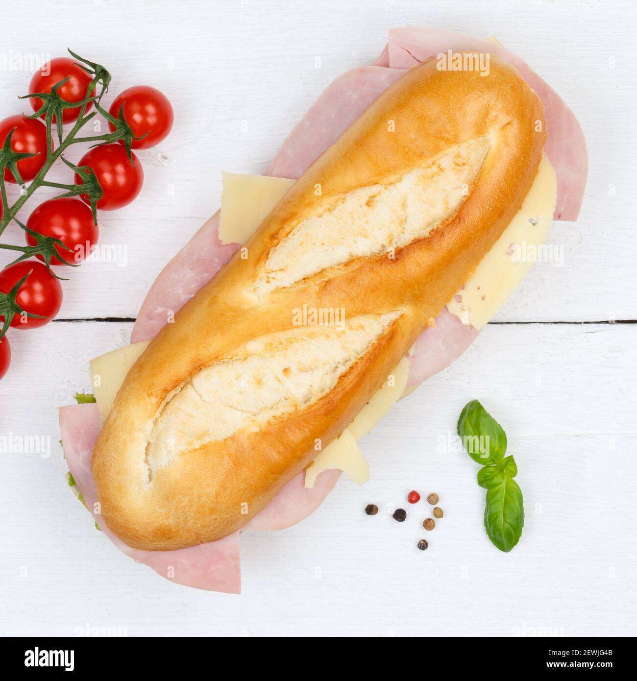 Sub Sandwich Baguette mit Schinken und Käse Quadrat von oben auf Holzbrett Holz. Stockfoto