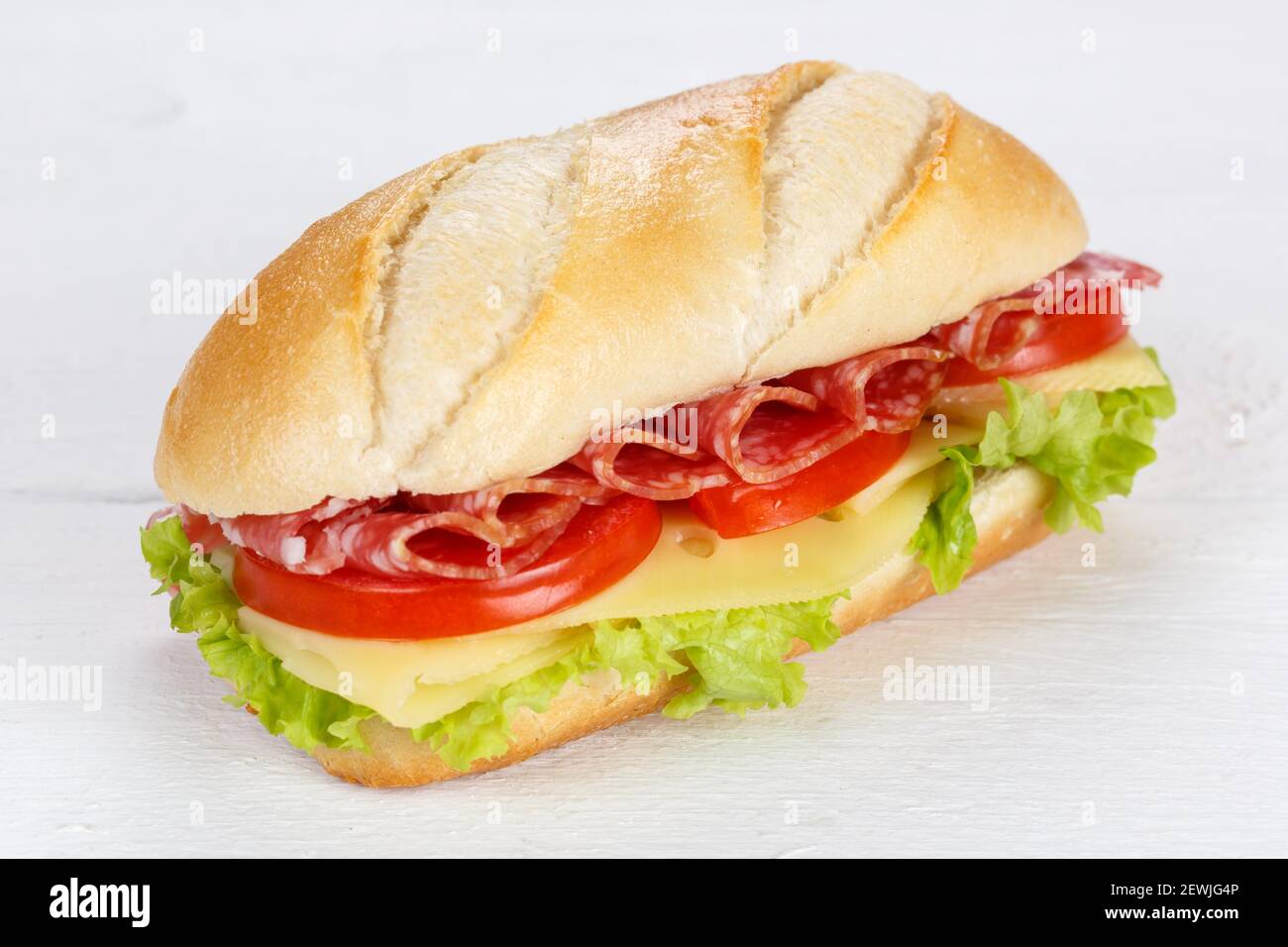 Sandwich mit Salami-Schinken und Käse frisch auf Holzbrett Holz. Stockfoto