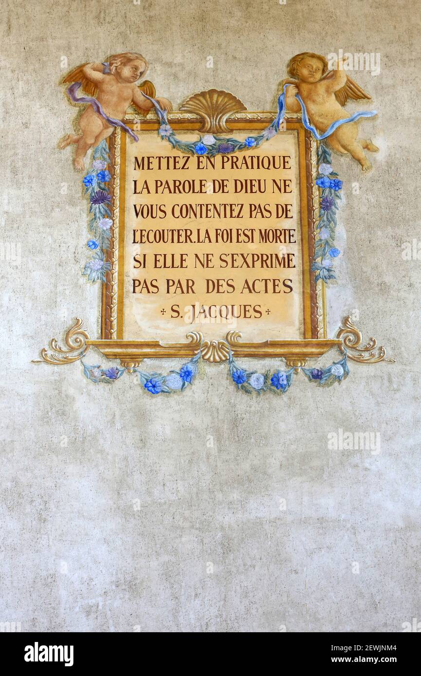 Wandbild von Edouard Borga an der Fassade der St. Nicolas´s Cordon Kirche restauriert, die zwei Engel mit einem Fries aus blauen Blumen und Rahmen ein Stockfoto