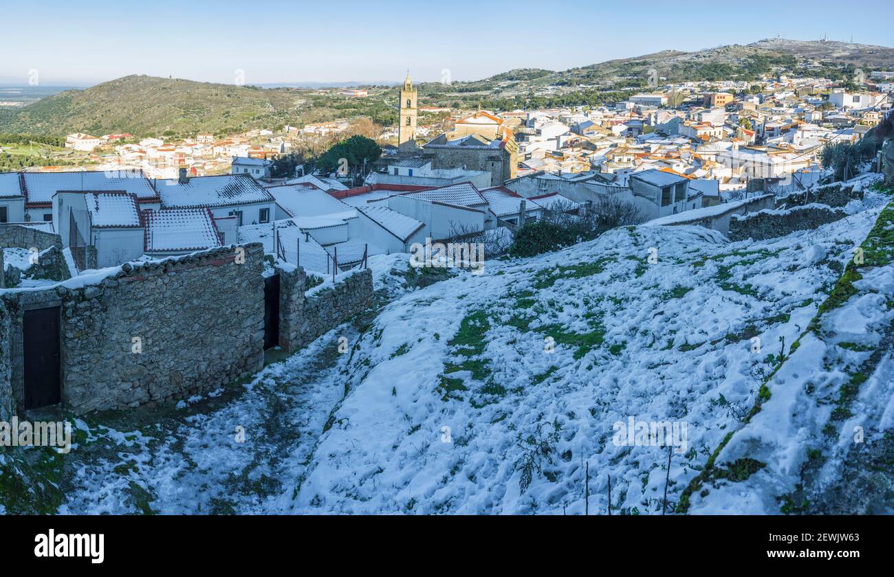 Verschneite Montanchez Stadtübersicht. Caceres, Extremadura, Spanien. Stockfoto