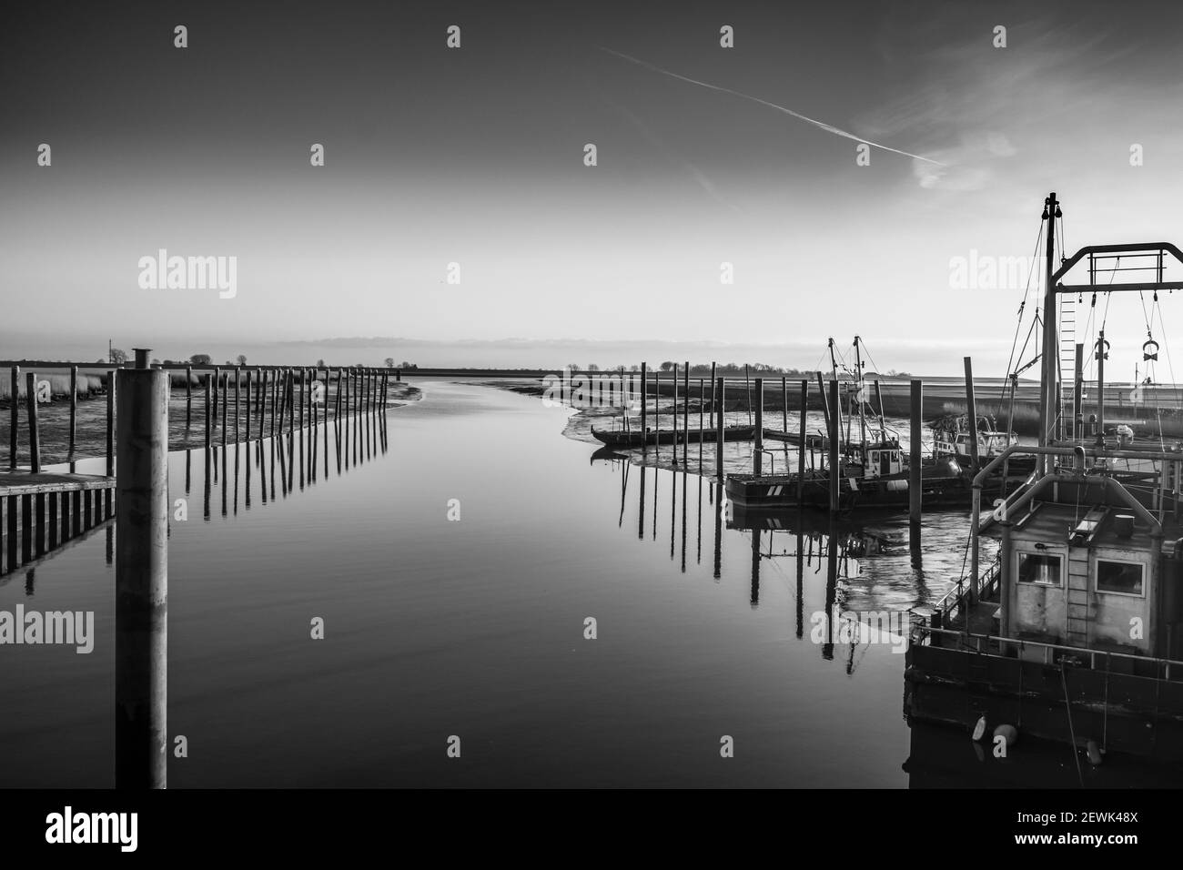 Ein kleiner leerer Hafen bei Emden in Deutschland Stockfoto