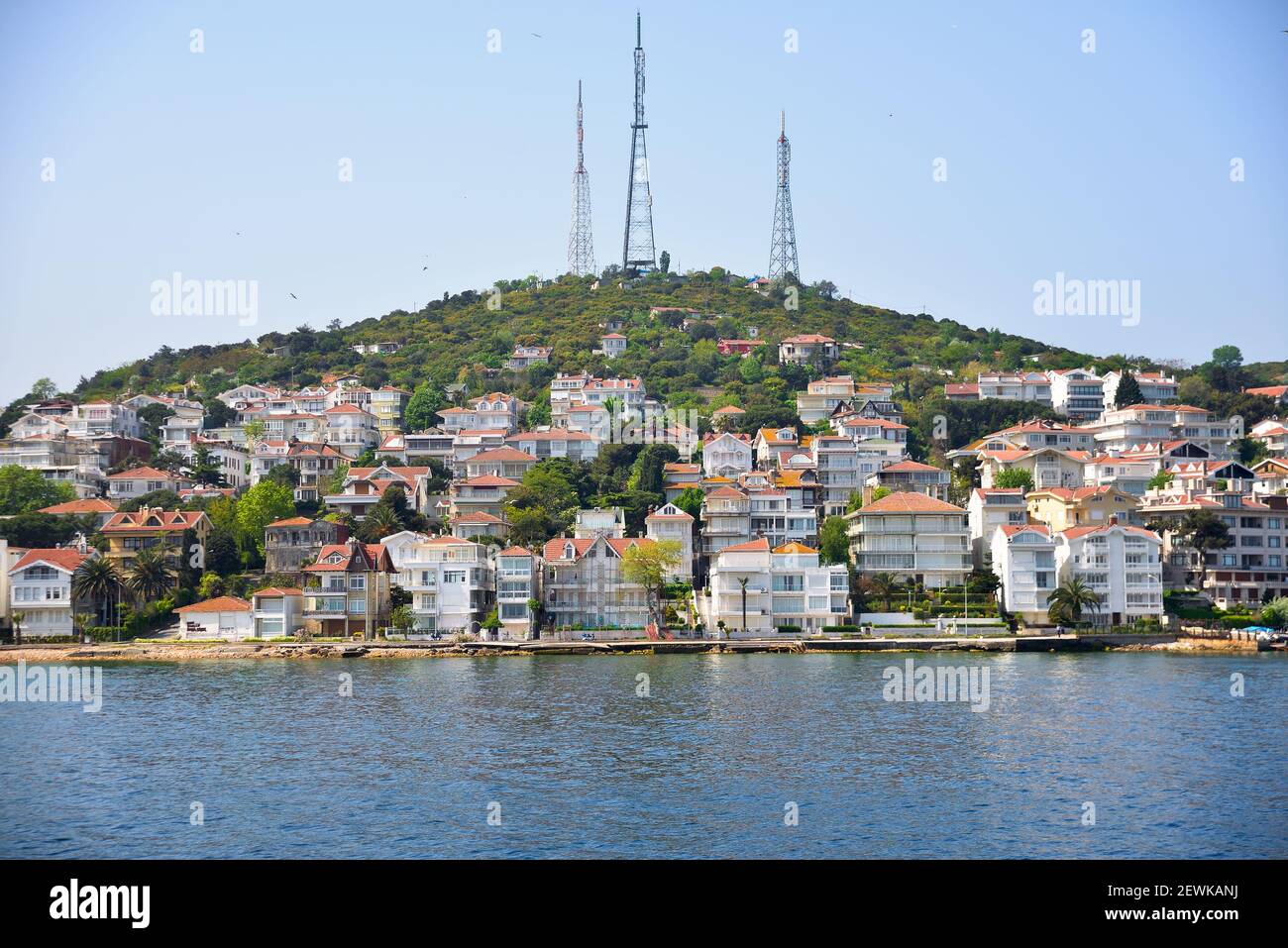 Adalar Insel in der Türkei. Häuser am Meer. Stockfoto