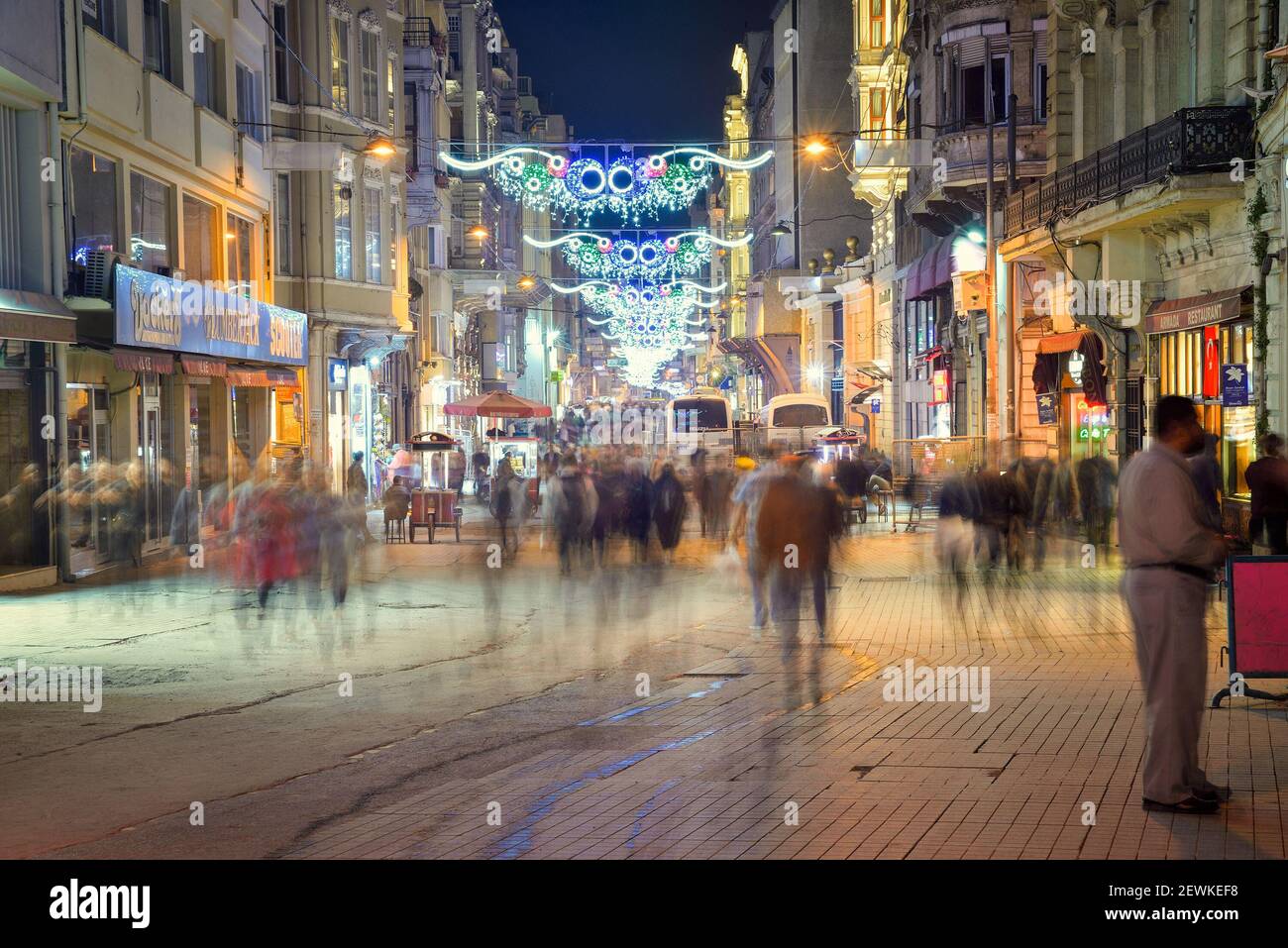 ISTANBUL, TÜRKEI - 2. MAI 2017: Istiklal Street ist eine der berühmtesten Straßen der Stadt bei Nacht Stockfoto