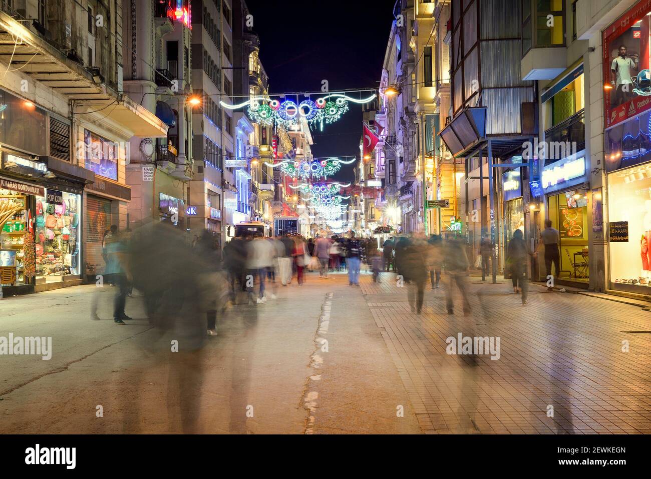 ISTANBUL, TÜRKEI - 2. MAI 2017: Istiklal Street ist eine der berühmtesten Straßen der Stadt bei Nacht Stockfoto