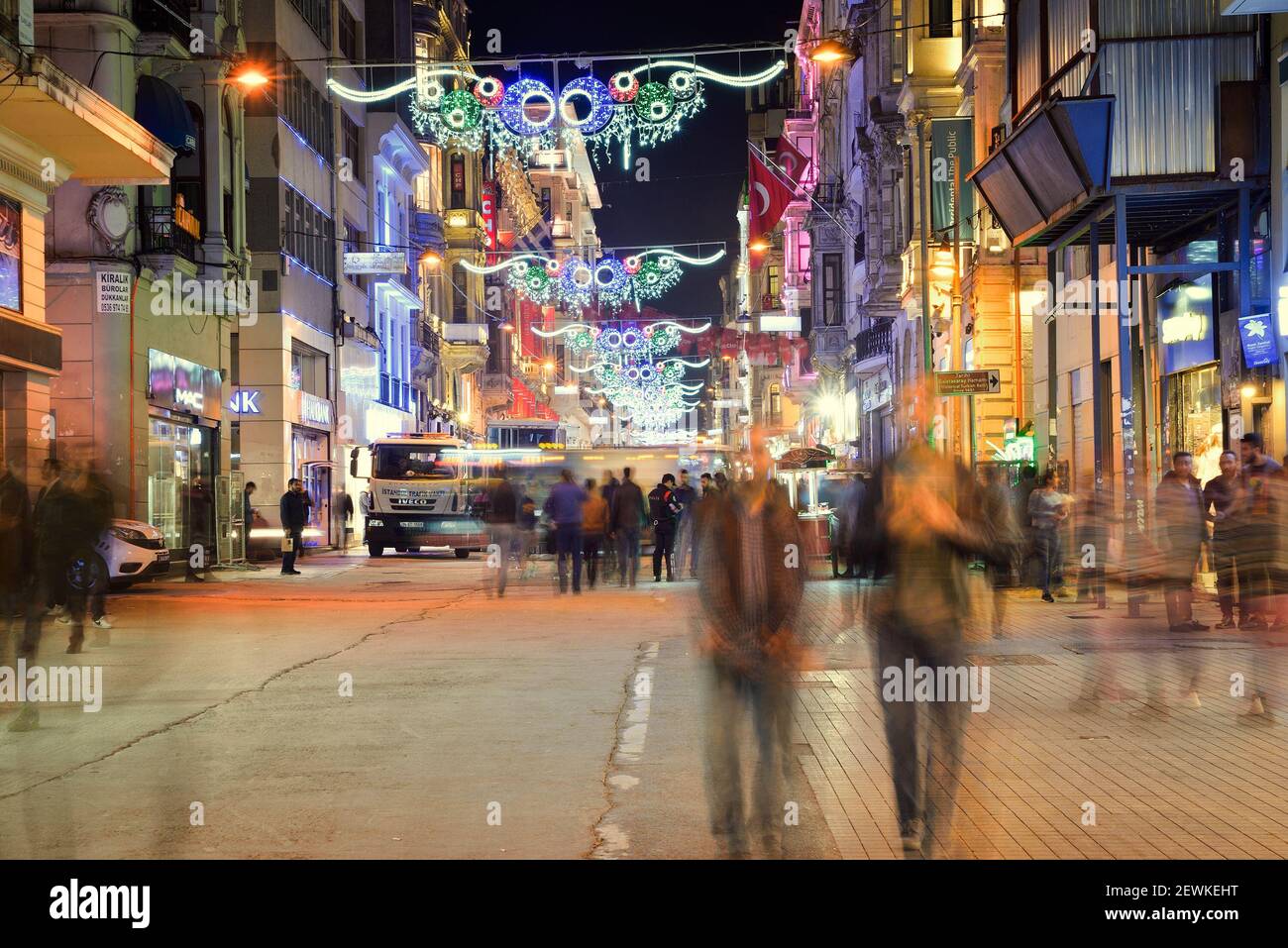 ISTANBUL, TÜRKEI - 2. MAI 2017: Istiklal Street ist eine der berühmtesten Straßen der Stadt bei Nacht Stockfoto