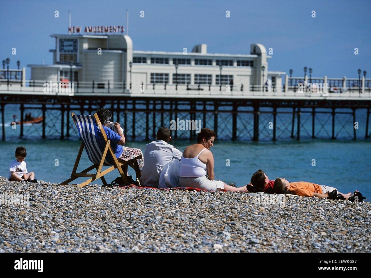 Touristen am Strand von Worthing, West Sussex, England, Großbritannien Stockfoto