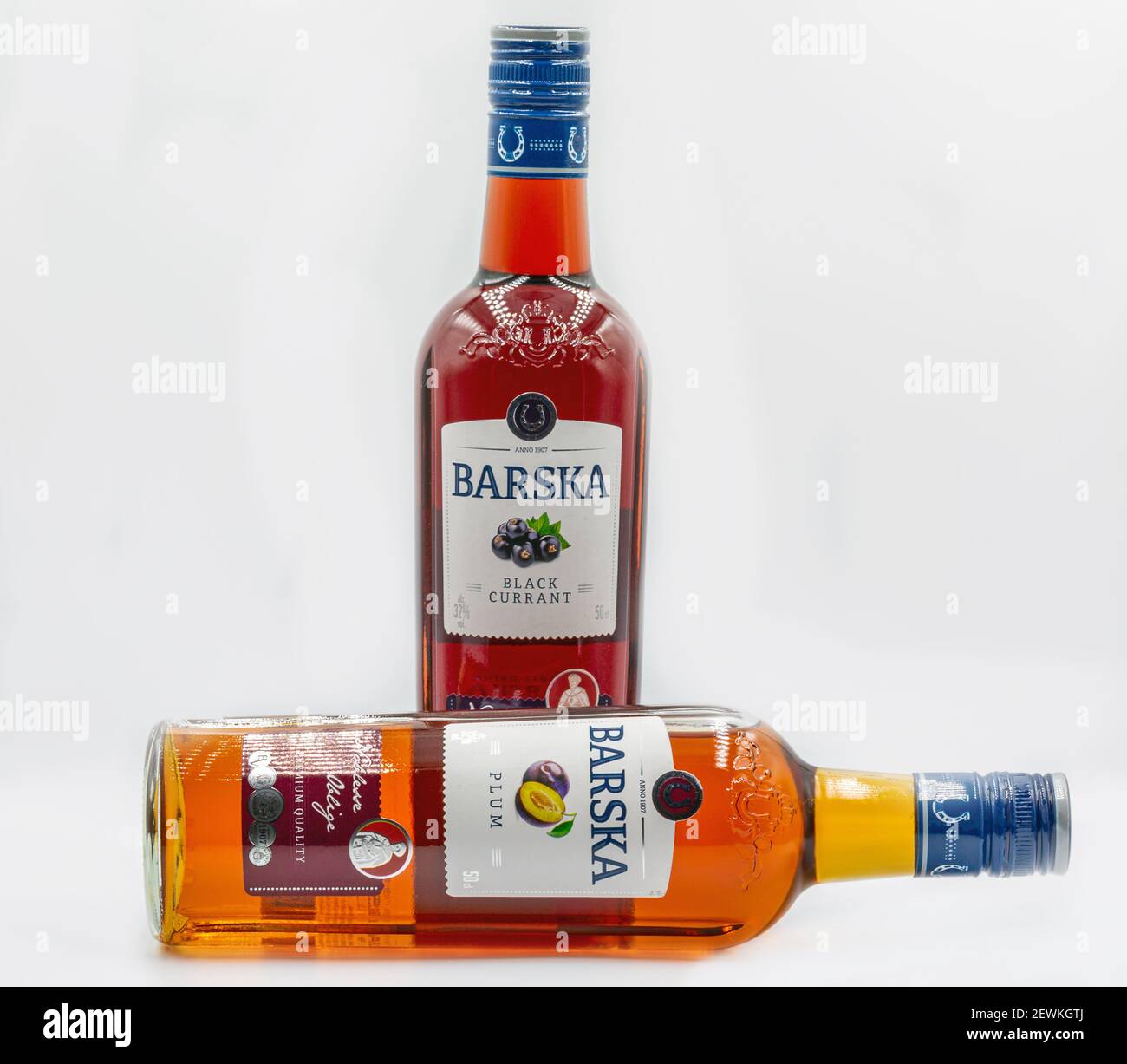 KIEW, UKRAINE - 03. OKTOBER 2020: Studio-Shooting der litauischen Barska Wodka schwarzen Johannisbeere und Pflaumenlikör Flaschen Nahaufnahme vor weißem Hintergrund. Dri Stockfoto