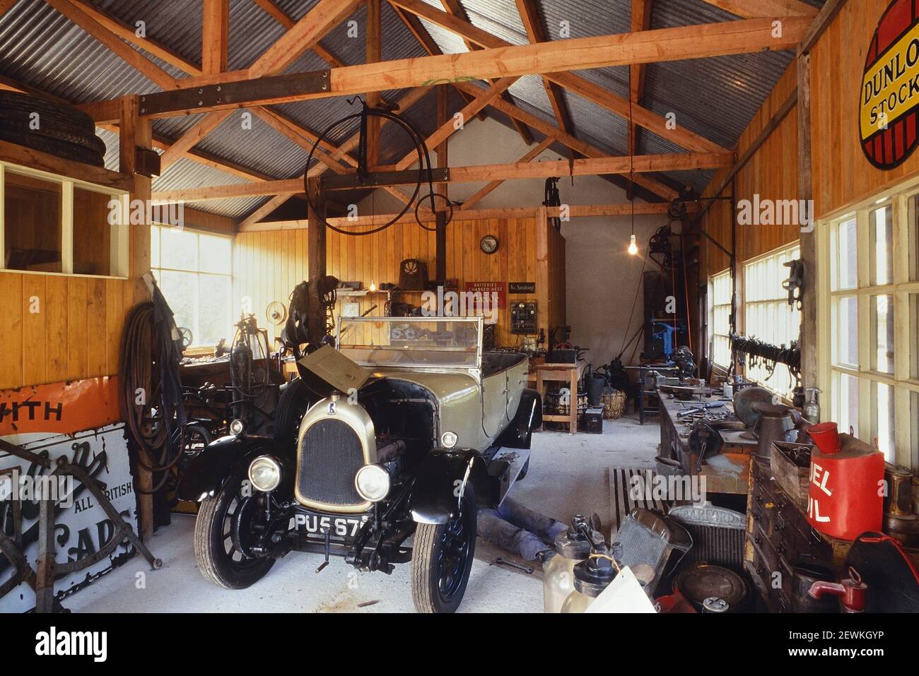 Replik Dorfgarage und Fahrradladen aus dem späten 1920s/frühen 30s im Amberley Museum & Heritage Centre. West Sussex. England. VEREINIGTES KÖNIGREICH Stockfoto