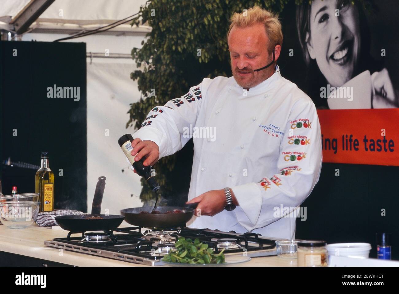 Antony Worrall Thompson kocht bei einer Kochvorführung beim Royal Tunbridge Wells Food & Drink Festival, Kent, England, Großbritannien. Ca. 2000 Stockfoto