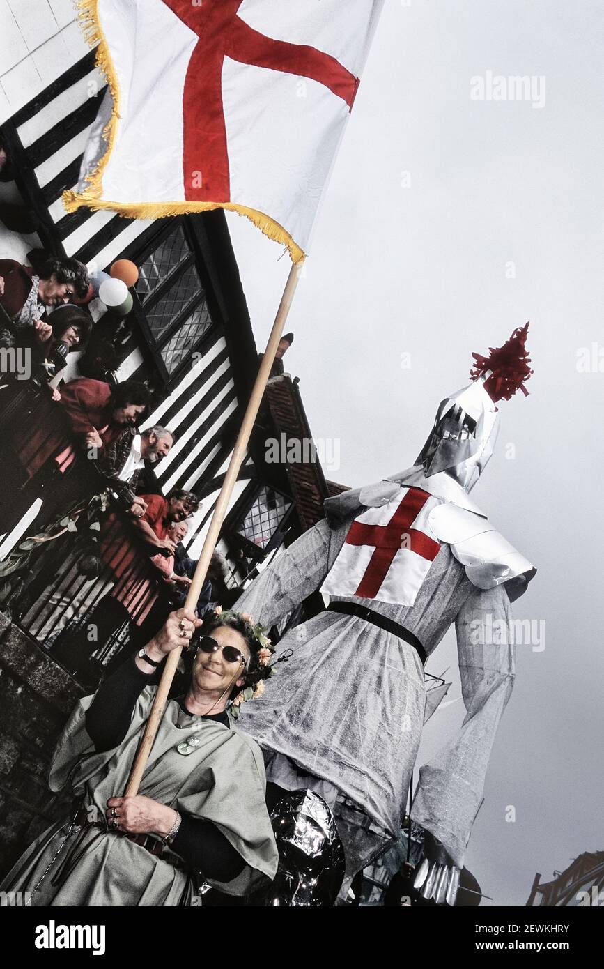 Ein riesiges Bildnis von St. George wird in der Hastings Traditional Jack in the Green Prozession, Hastings Old Town, East Sussex, England, Großbritannien, getragen. Ca. 1990 Stockfoto