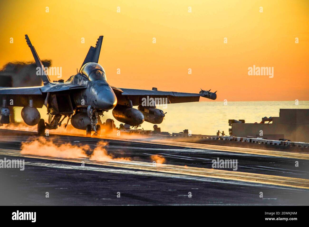 PHILIPPINISCHES MEER (Okt. 28, 2020) ein EA-18G Growler, der an den Shadowhawks des Electronic Attack Squadron (VAQ) 141 befestigt ist, hebt vom Flugdeck ab Stockfoto
