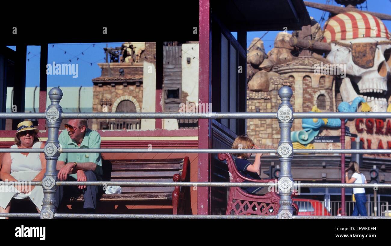 Urlauber, die in einem Strandhaus bei Coral Island, Blackpool, Lancashire, England, Großbritannien, sitzen Stockfoto