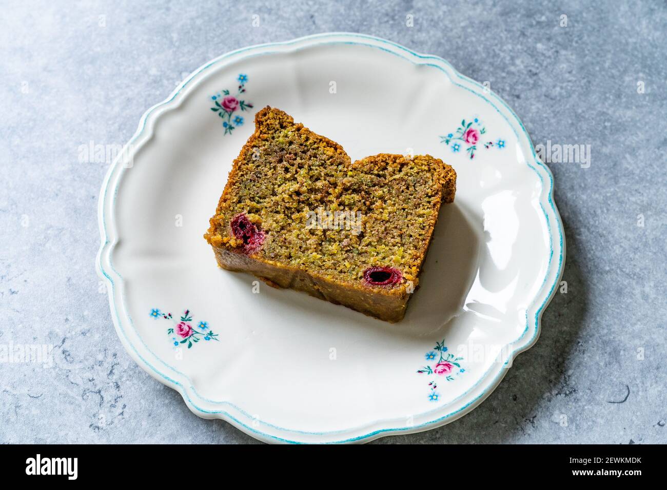 Hausgemachte Pistazien-Tortenscheibe mit Sour-Kirsche. Bereit zu servieren und zu essen. Stockfoto