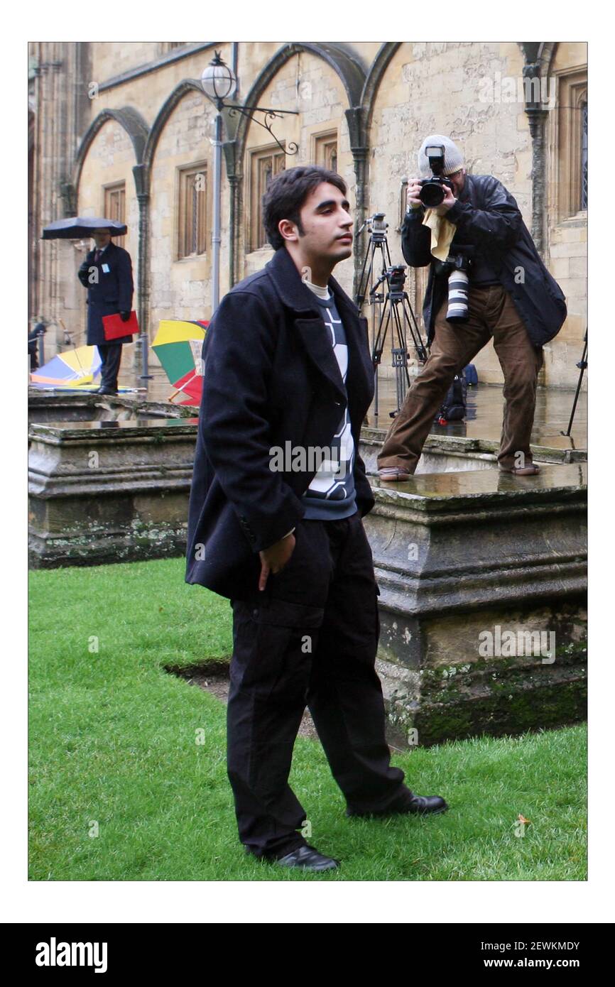 Bilawal Bhutto Zardari geht über ein Viereck am Christ Church College in Oxford, Südengland 11. Januar 2008. Der Sohn des ermordeten pakistanischen Oppositionsführers Benazir Bhutto und jetzt Vorsitzender der Pakistanischen Volkspartei, beginnt eine neue Amtszeit als Student an der Universität Oxford. PIC David Sandison Stockfoto