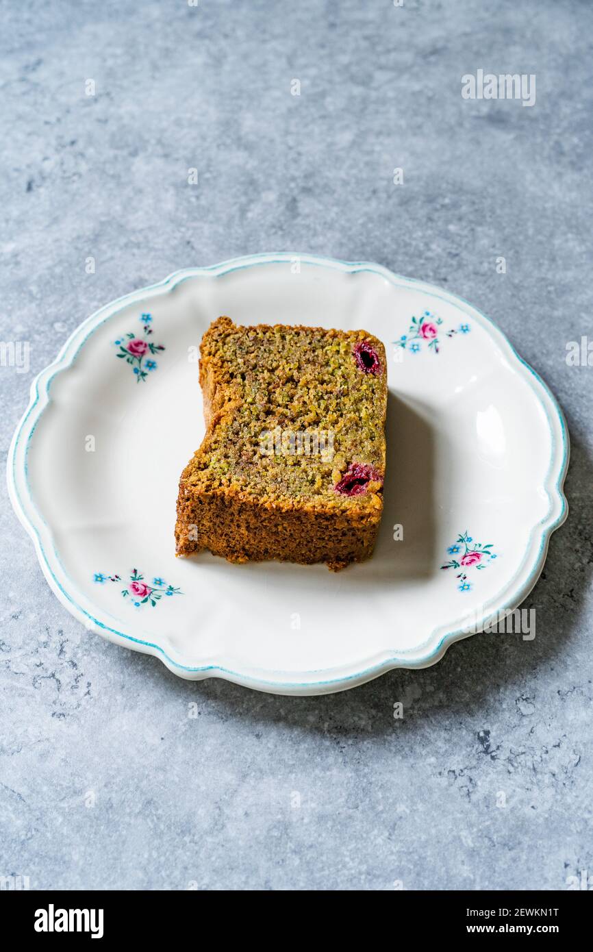Hausgemachte Pistazien-Tortenscheibe mit Sour-Kirsche. Bereit zu servieren und zu essen. Stockfoto