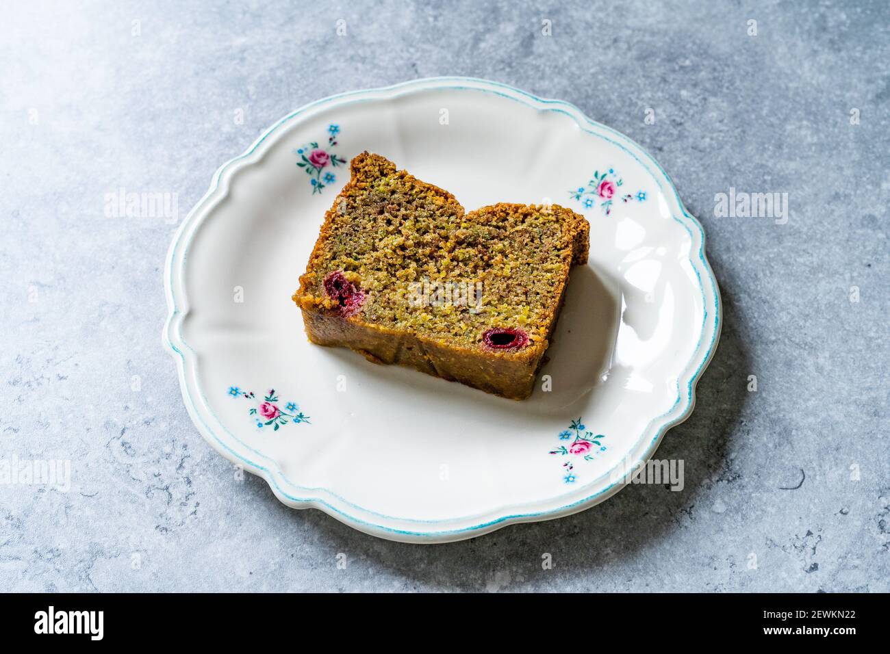 Hausgemachte Pistazien-Tortenscheibe mit Sour-Kirsche. Bereit zu servieren und zu essen. Stockfoto