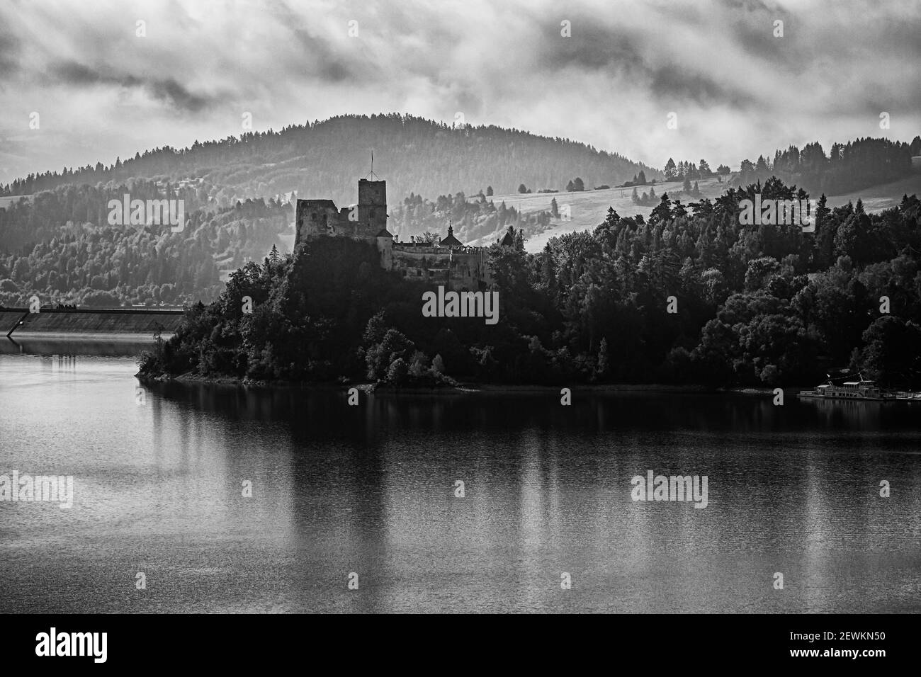 Schöne schwarz-weiße Landschaft Foto im polnischen Schloss Czorsztyn im Sommer aufgenommen. Czorsztynskie See, Pieniny. Stockfoto