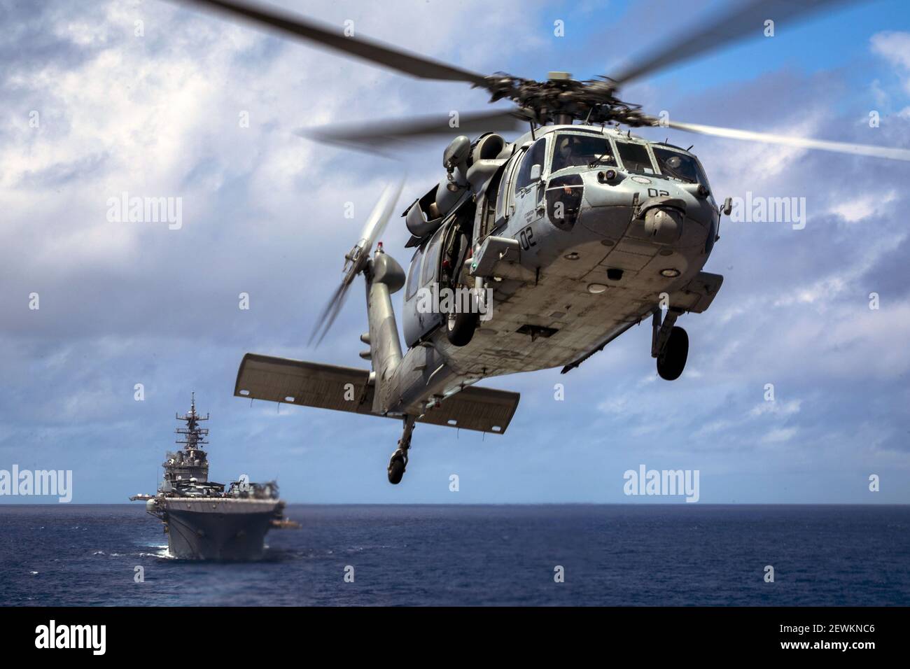 Ein U.S. Navy MH-60s Seahawk von der USS Bonhomme Richard (LHD 6) manövriert während einer vertikalen Nachfüllung auf See, über dem Pazifischen Ozean, 12. September 2016. Hubschrauber der USS Bonhomme Richard (LHD 6) transporten Lieferungen der USNS Charles Drew (T-AKE-10) an Schiffe der Bonhomme Richard Expeditionary Strike Group. (Foto von CPL. Darien J. Bjorndal, 31st Marine Expeditionary Unit/USA Marine Corps) 160912-M-MF313-087 Bitte beachten Sie: Die von der Agentur in Rechnung gestellt Gebühren sind nur für die Dienstleistungen der Agentur, und nicht, noch sind sie dazu bestimmt, dem Benutzer das Eigentum an Copyright oder Lizenz i zu vermitteln Stockfoto