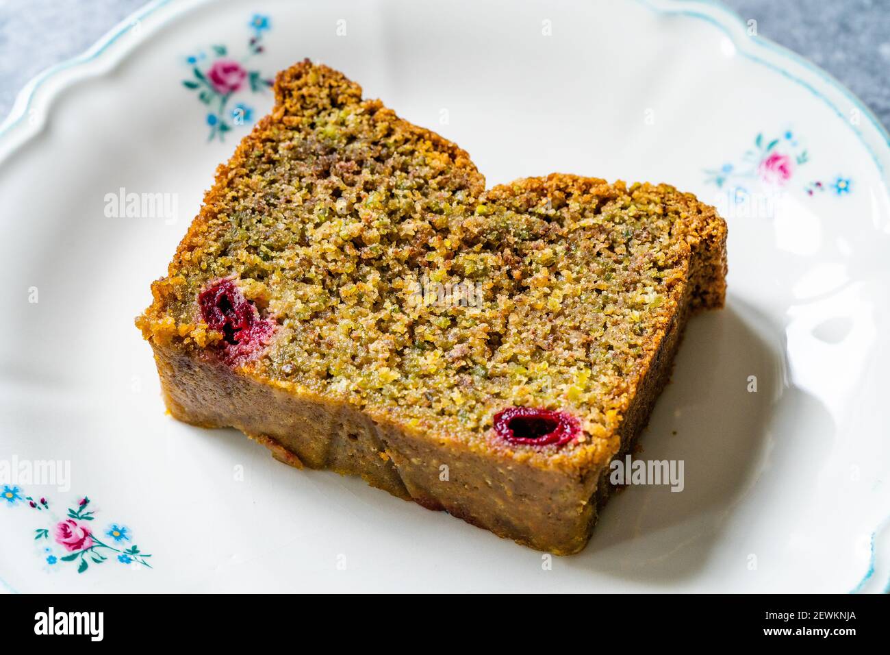 Hausgemachte Pistazien-Tortenscheibe mit Sour-Kirsche. Bereit zu servieren und zu essen. Stockfoto