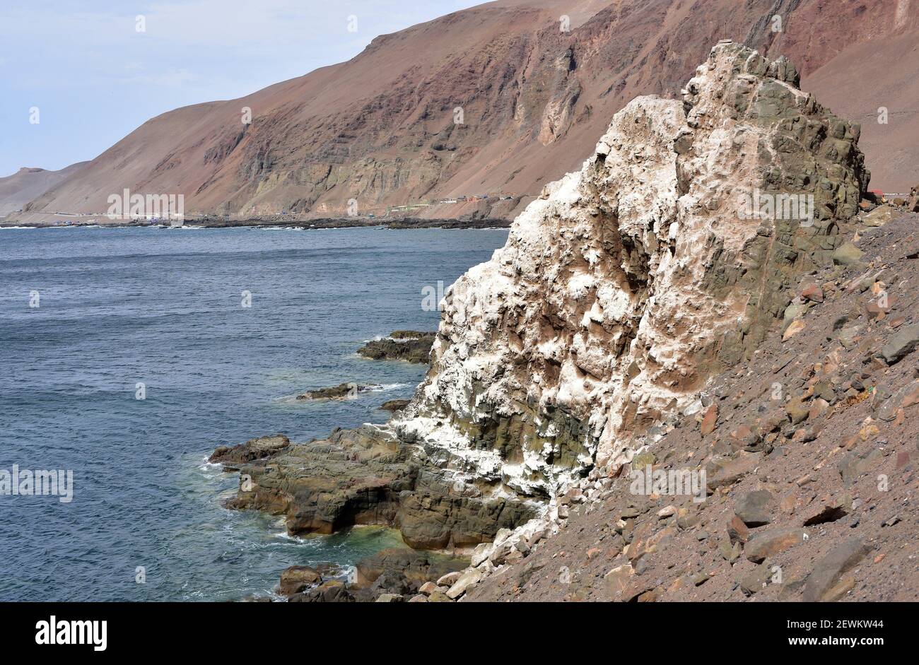 Guano Depot (weißer Streifen). Dieser Guano (Dünger) ist eine angesammelte Ausscheidung von Seevögeln. Dieses Foto wurde an der Küste von Arica, Norte Grande de, aufgenommen Stockfoto