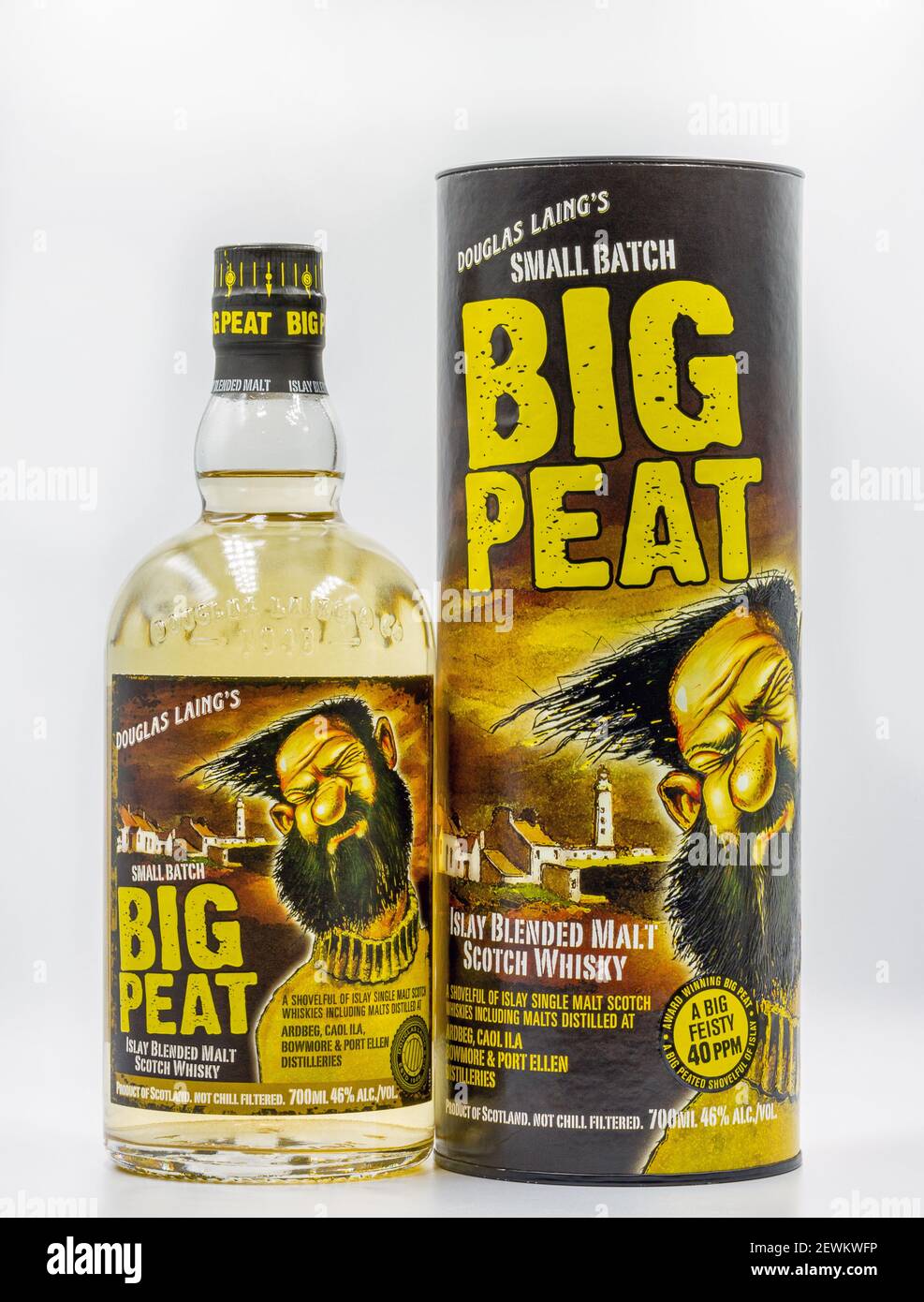 KIEW, UKRAINE - 17. DEZEMBER 2020: Studio Shooting von Small Batch Douglas Laing Big Peat Islay Blended Malt Scotch Whisky Flasche und Box Nahaufnahme gegen Stockfoto