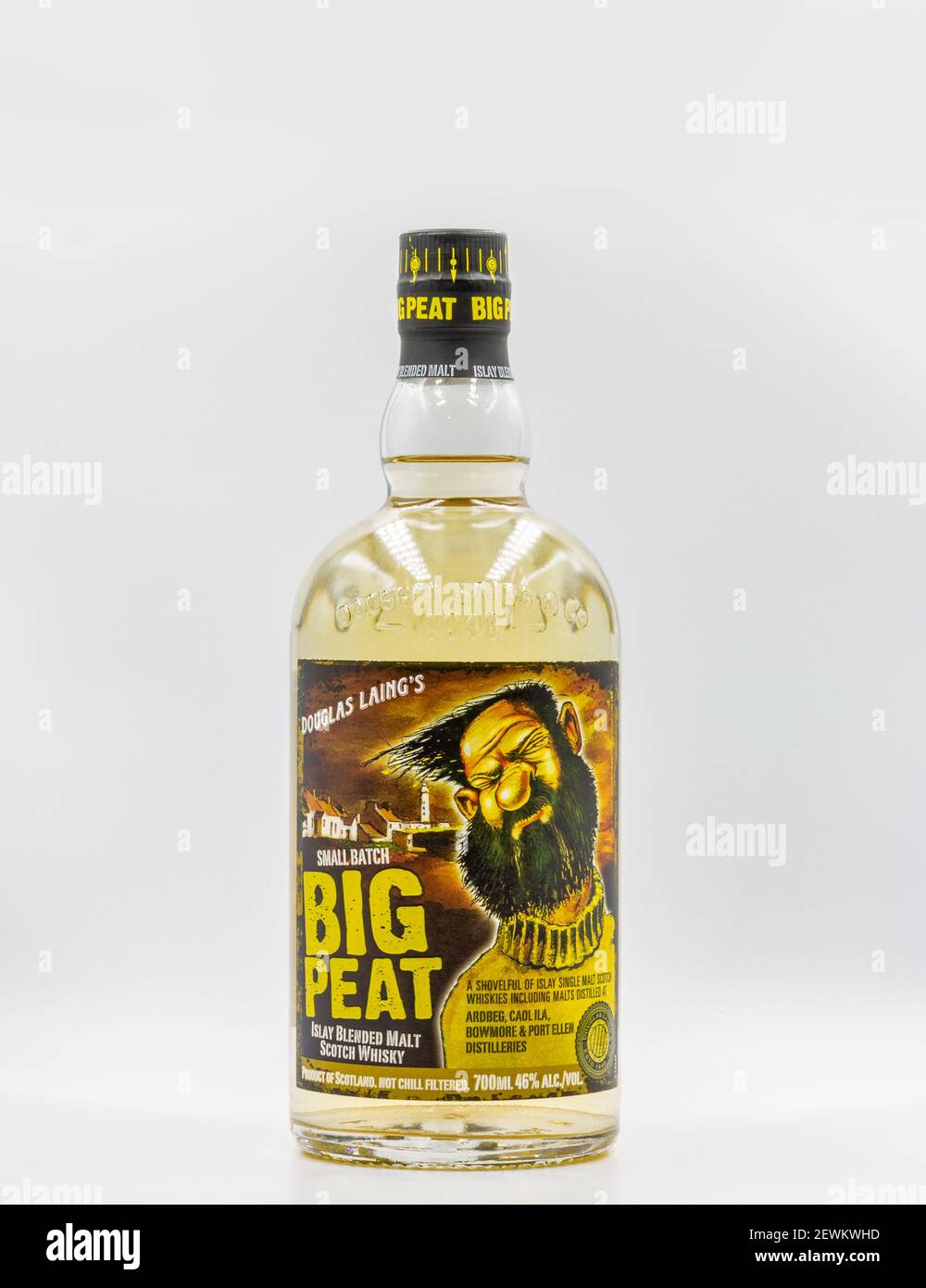 KIEW, UKRAINE - 17. DEZEMBER 2020: Studio Shooting von Small Batch Douglas Laing Big Peat Islay Blended Malt Scotch Whisky Flasche Nahaufnahme gegen Weiß. Stockfoto