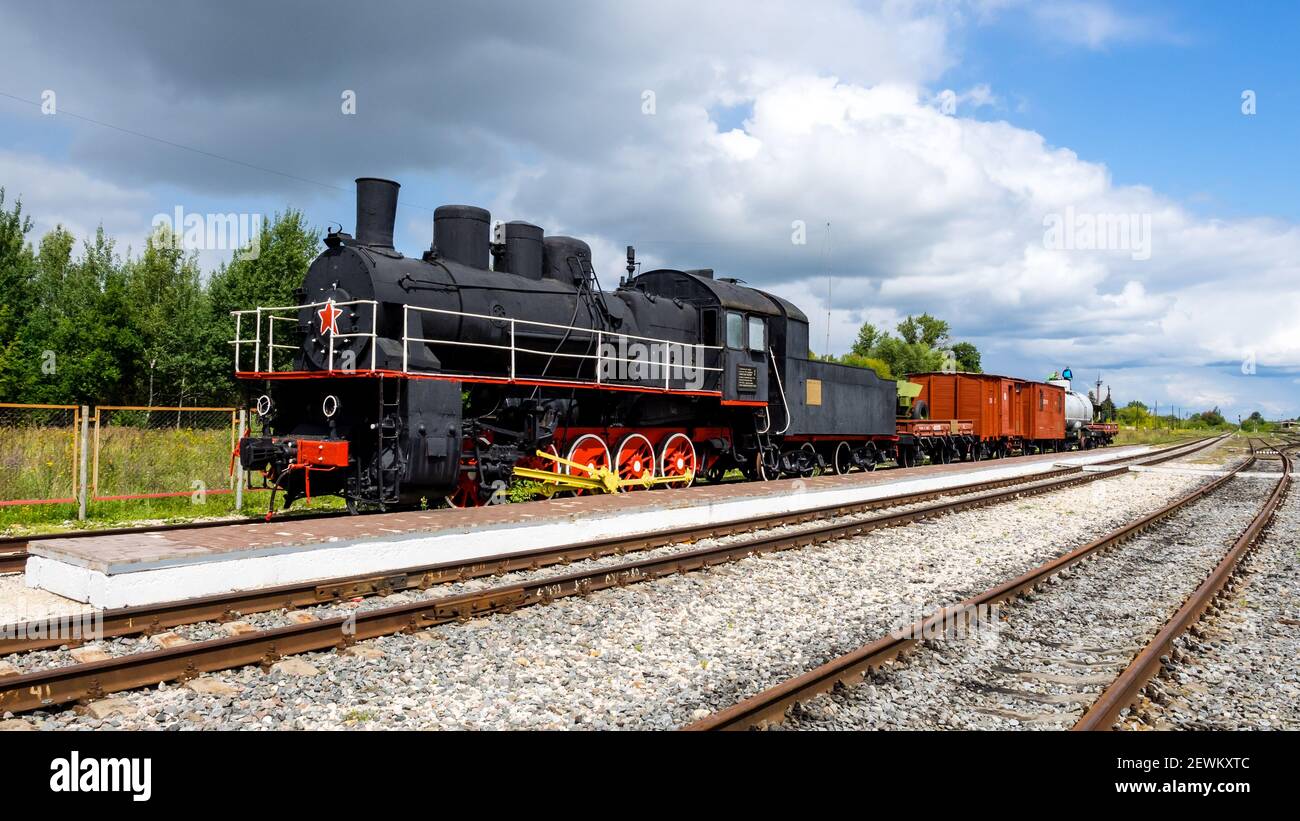 Belev, Russland - 04. August 2019: Alte Dampfeisenbahn mit Lokomotive in der Nähe des Bahnhofs Belev Stockfoto