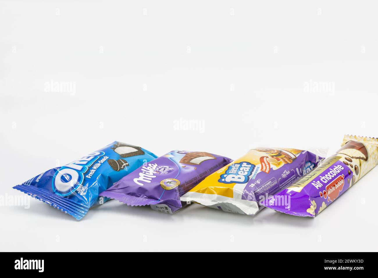 KIEW, UKRAINE - 24. DEZEMBER 2020: Studio-Shooting von verschiedenen Snaks mit Schokolade und Keksen Nahaufnahme gegen Weiß. Milka, Oreo, Kleiner Bär, Stockfoto