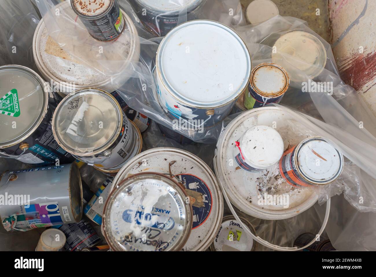 Alte Farbdosen oder Dosen bereit für die Sammlung und Wiederaufbereitung In Australien Stockfoto