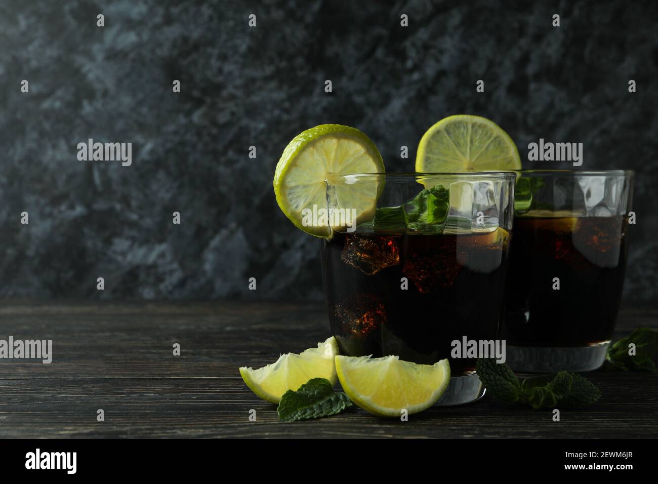 Gläser Cuba Libre Cocktail auf Holztisch Stockfoto